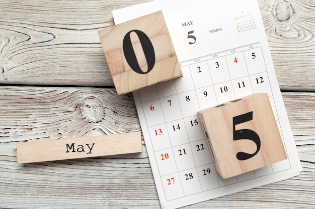 Hölzerner Würfelformkalender für den 5. Mai auf hölzernem