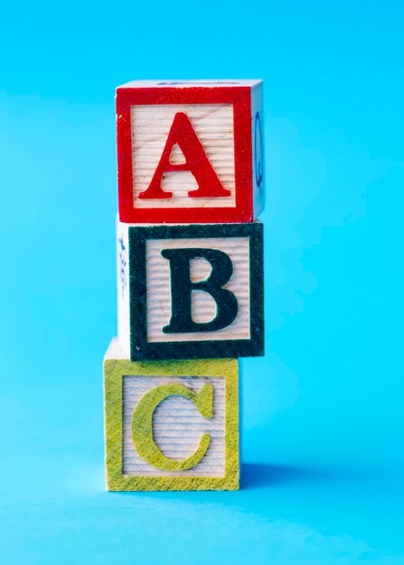 Hölzernes Alphabet auf dem weißen Hintergrund. Konzeptfoto.