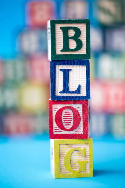 Hölzernes Alphabet auf dem weißen Hintergrund. Konzeptfoto.