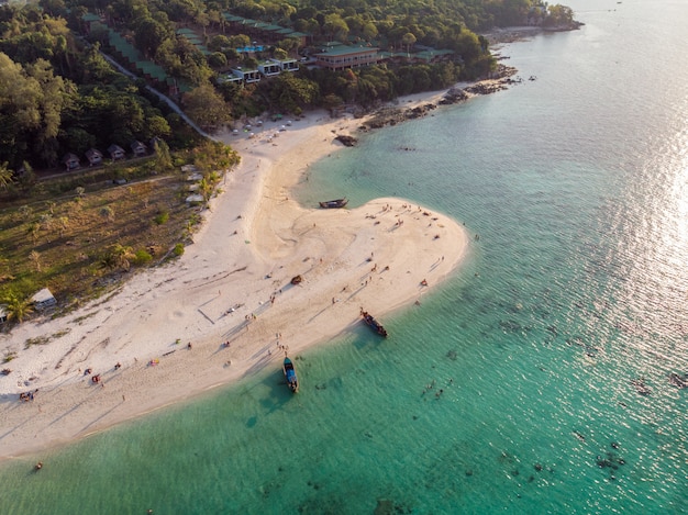 Hölzernes Boot des langen Schwanzes auf tropischem Meer und dem Strand in Lipe-Insel