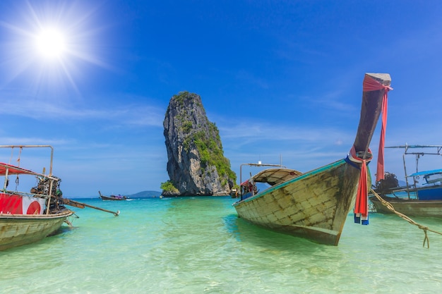 Hölzernes Boot für Touristen in Thailand-Seereisen Phiphi-krabi Insel Phiphi im Sommersaisonkonzept