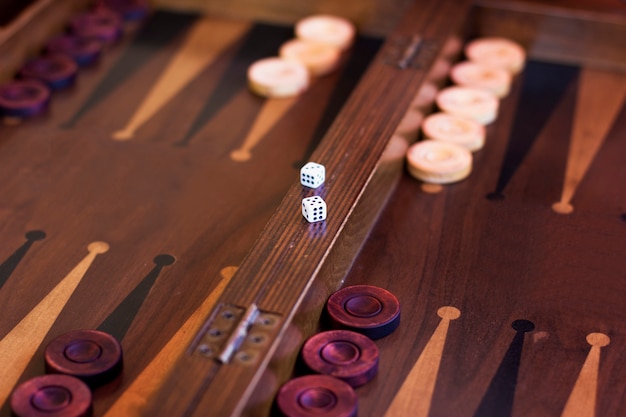 Hölzernes braunes Backgammonspiel mit einem Würfel