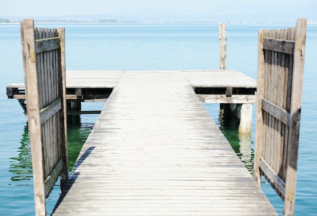 Hölzernes Dock auf einem schönen Meer