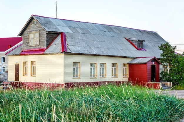 Hölzernes Dorfhaus in der Natur.