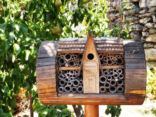 Hölzernes Insekten- oder Bienenhotel in einem Garten