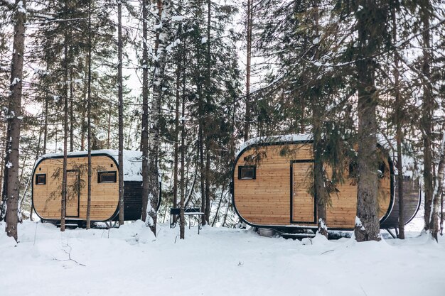 Foto hölzernes kleines haus verschneiter winterwald glamping