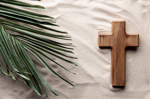 Hölzernes Kreuz der Draufsicht auf Sand