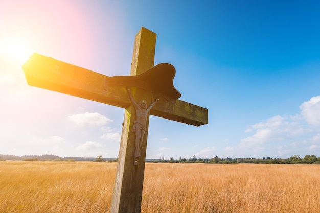 Hölzernes Kreuz Religionssymbol an einem Wanderweg in Belgien Hohes Venn