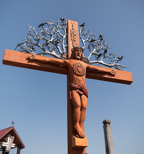 Hölzernes Kruzifix auf dem Hügel der Kreuze in Siauliai, Litauen. Der Berg der Kreuze ist ein einzigartiges Denkmal der Geschichte und der religiösen Volkskunst