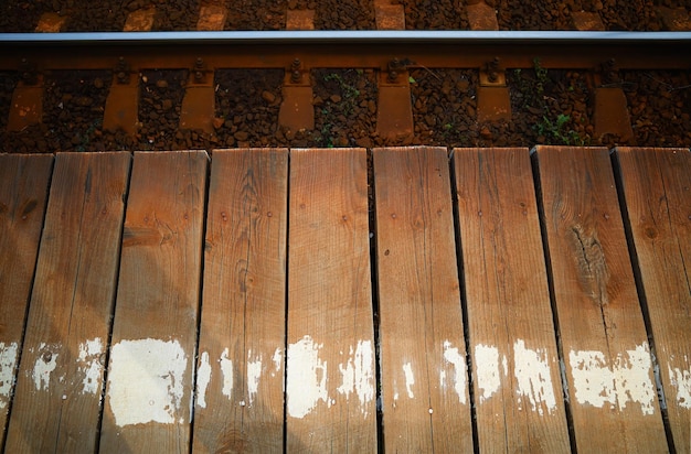 Hölzernes Podest auf Bahnhofskulisse