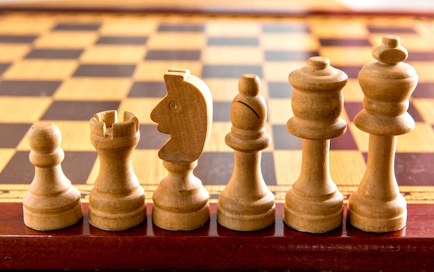 Hölzernes Schachfiguren-Brettspiel und Strategie-Schachspiel
