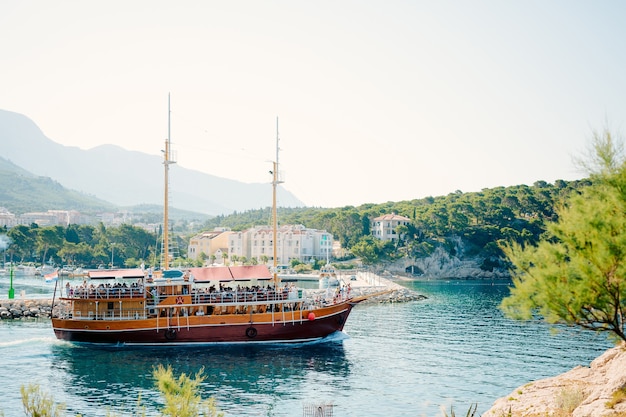 Hölzernes Segelboot mit Touristen in der Stadt Makarska croatia