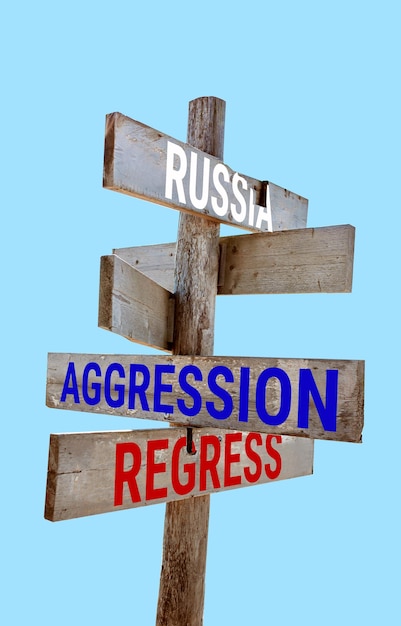 Hölzernes Straßenschild mit Worten Krieg Russland wahnsinnig Sanktionen Aggression Regress