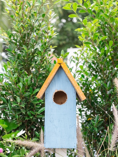 Hölzernes Vogelnest dekorativ im Garten