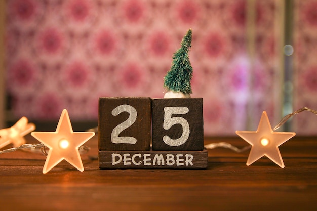 Hölzernes Weihnachtsdatum mit Hintergrund Dezember