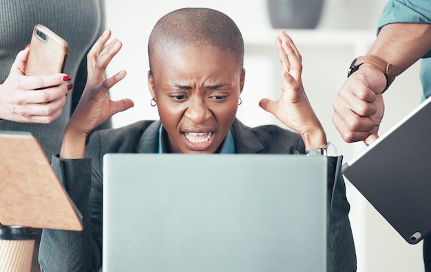 Hör auf zu nörgeln Aufnahme einer attraktiven jungen Geschäftsfrau, die im Büro sitzt und sich gestresst fühlt, während ihre Kollegen sie unter Druck setzen