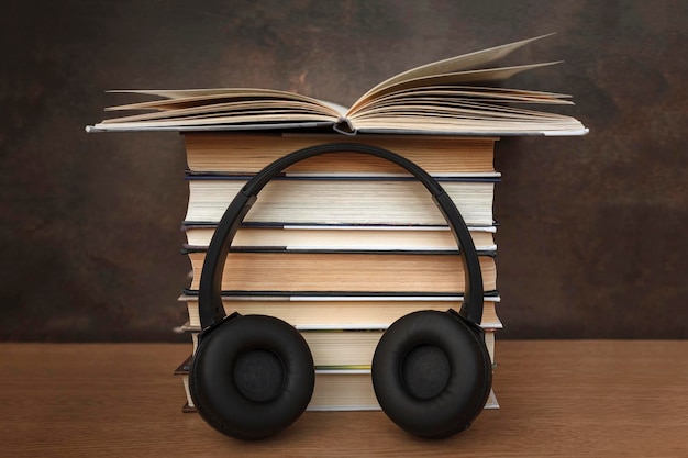 Hörbücher auf Brawn-Hintergrund Kopfhörer und Bücher Moderner Lebensstil Online-Hören von Audio