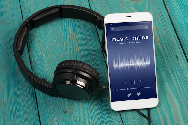 Foto hören sie musik online konzept online-musik-player-app auf dem smartphone