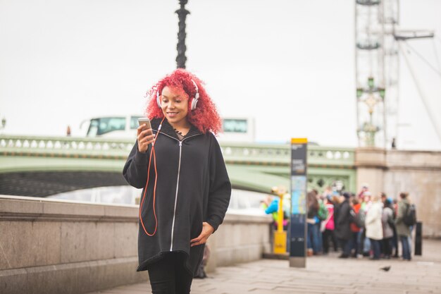 Hörende Musik der schönen Frau in London