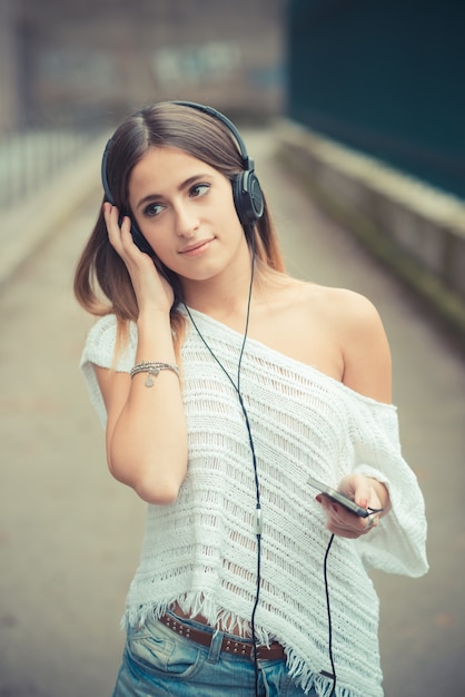 Hörende Musik des jungen schönen Frauenmädchen-Herbstes