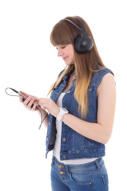 Hörende Musik des Teenagermädchens mit dem Handy lokalisiert auf weißem Hintergrund