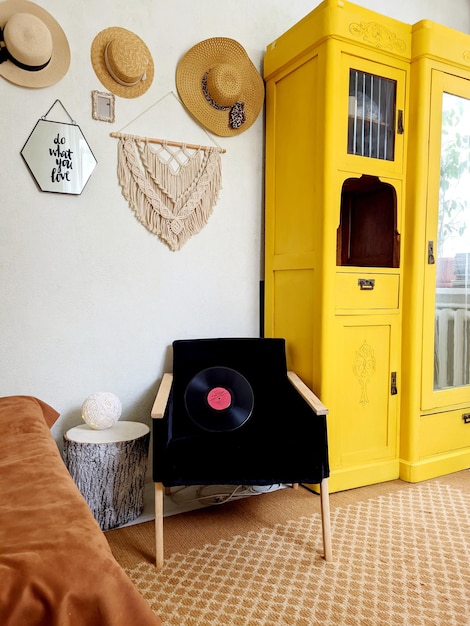 hogar acogedor, habitación con grabación de música en un sillón de cerca. Gabinete amarillo vintage