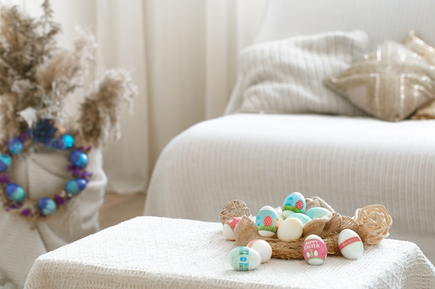 Hogar acogedor interior con decoración de Pascua en la mesa