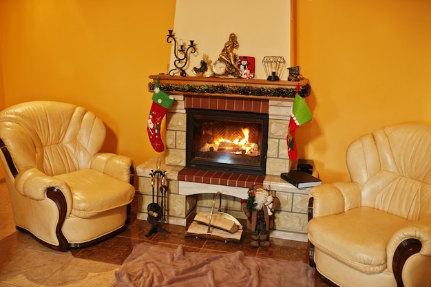 Hogar con chimenea en la cálida sala de estar en día de invierno.