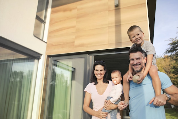 Foto hogar y una familia joven