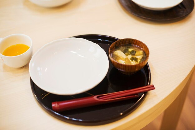 Hogar familiar Una mesa puesta para comer Tazón de tapete y palillos