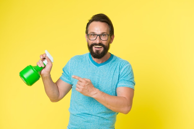 Hogar hombre soltero con botella de spray Hombre barbudo Hipster maduro con barba Cuidado facial Moda masculina brutal hipster caucásico con bigote ama de casa o amo de casa