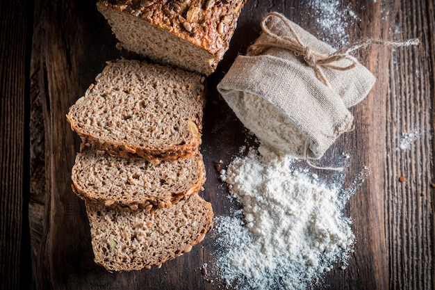 Hogaza casera de pan con varios granos para el desayuno