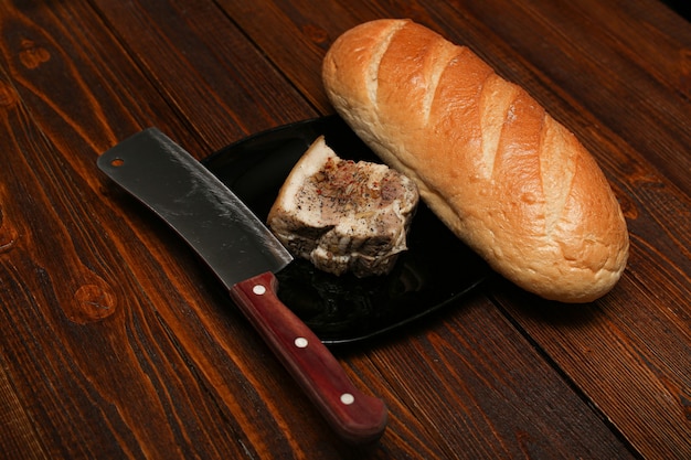 Hogaza de pan blanco casera caliente y manteca de cerdo
