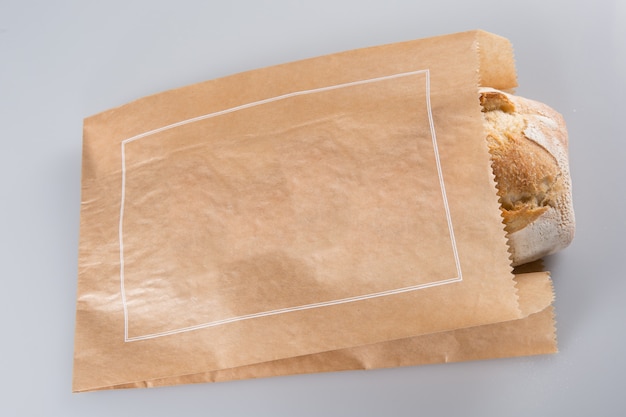 Hogaza de pan en una bolsa de papel grocey en estilo europeo