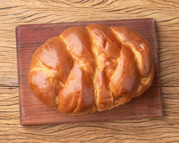 Hogaza de pan brioche sobre mesa de madera