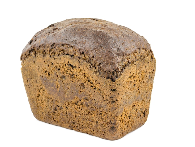 Una hogaza de pan de harina gruesa con salvado y cereales aislados. Producto de cereales beneficioso para la salud.