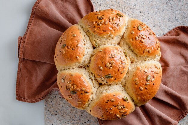 Hogaza de pan en una mesa de trabajo de cocina Pan casero semidulce con pasas de miel y semillas diversas