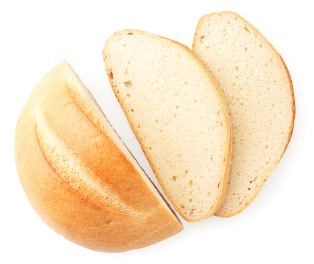 Una hogaza de pan, la mitad y las rebanadas de primer plano en blanco |  Foto Premium