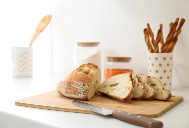 Hogaza de pan en el mostrador de la cocina