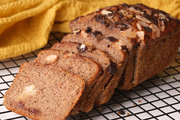 Una hogaza de pan de plátano con almendras