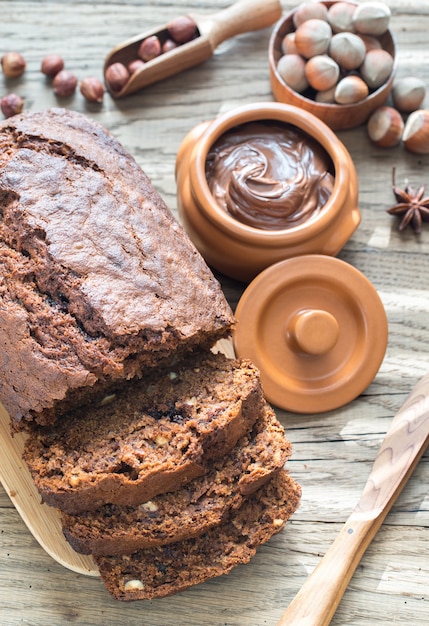 Hogaza de pan de plátano y chocolate con crema de chocolate