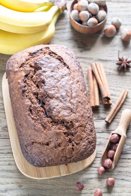 Hogaza de pan de plátano y chocolate con crema de chocolate