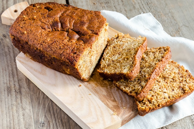 Hogaza de pan de plátano con confitura de manzana