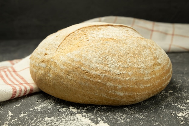 Una hogaza de pan recién horneado sobre una toalla