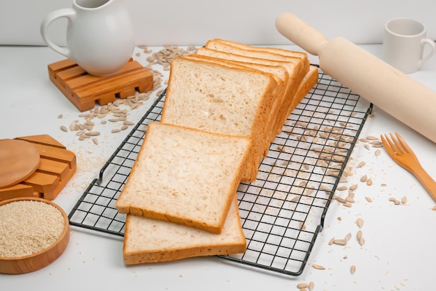 Una hogaza de pan en rodajas en un plato sobre la mesa de madera mesa blanca