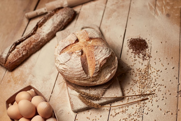 Hogaza de pan sobre fondo de madera primer plano de alimentos Pan con levadura Pan sin levadura