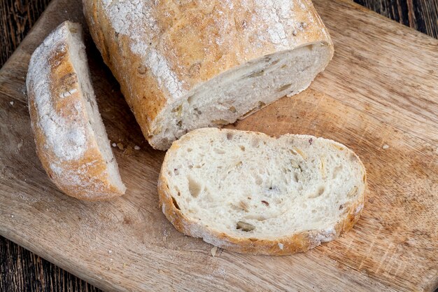 Una hogaza de pan de trigo fresco.