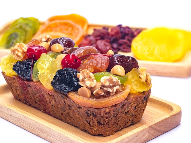 Una hogaza de pastel de frutas en plato de madera