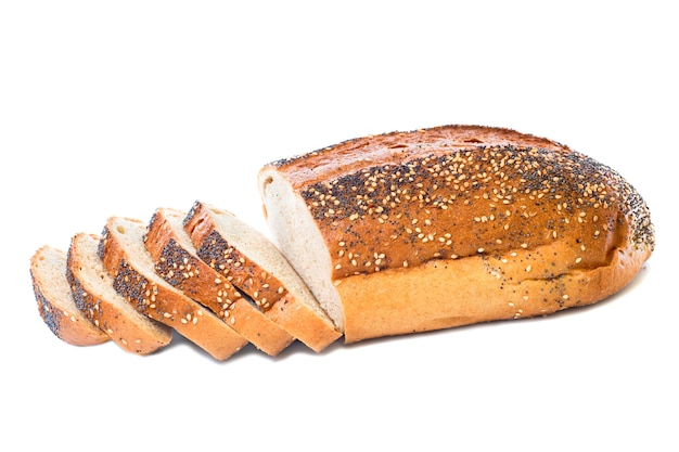 Hogaza y rebanadas de pan integral aislado sobre fondo blanco.
