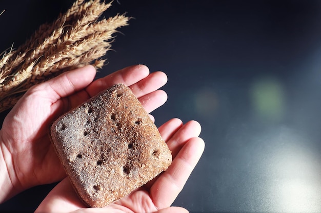 Hogazas de pan fresco con trigo y gluten sobre una mesa negra